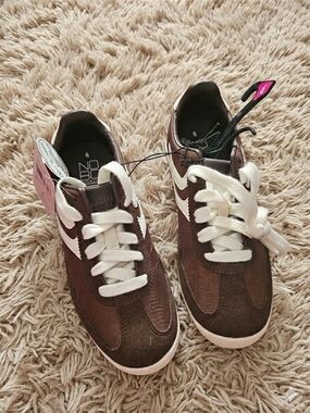 Brown Casual Sneakers with White Accents - No Boundaries, Women's Size 6
